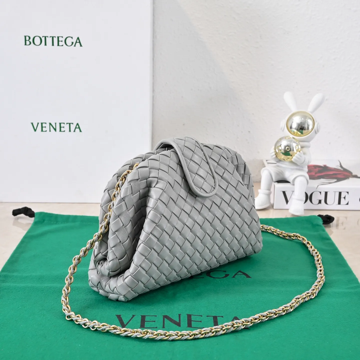 Batch 1880 BOTTEGA VENETA LAUREN 1980 small clutch bag is new! The small size that many people are squatting on is finally here. The self-adjustable zipper is a highlight of this bag. After being removed, it can be used as a handbag for important occasions. One bag unlocks two carrying methods at the same time. It is practical and has a unique sense of structure and beautiful lines. It is more elegant than a small cloud. It is a tribute to the classics and the pursuit of modernity. Style number: 4038 Size: 27*15*8cm